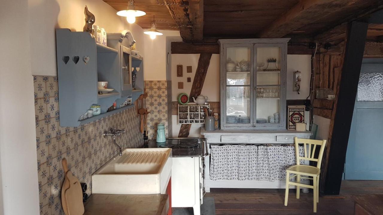 Historisches Fachwerkhaus "Hoher Hirschen" - Stilvolles Studio Und Museales Apartment Mit Romantischem Hof Und Garten Bodman-Ludwigshafen Buitenkant foto